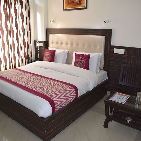 Oyo 10322 Hotel Raja Palace 다람샬라 외부 사진