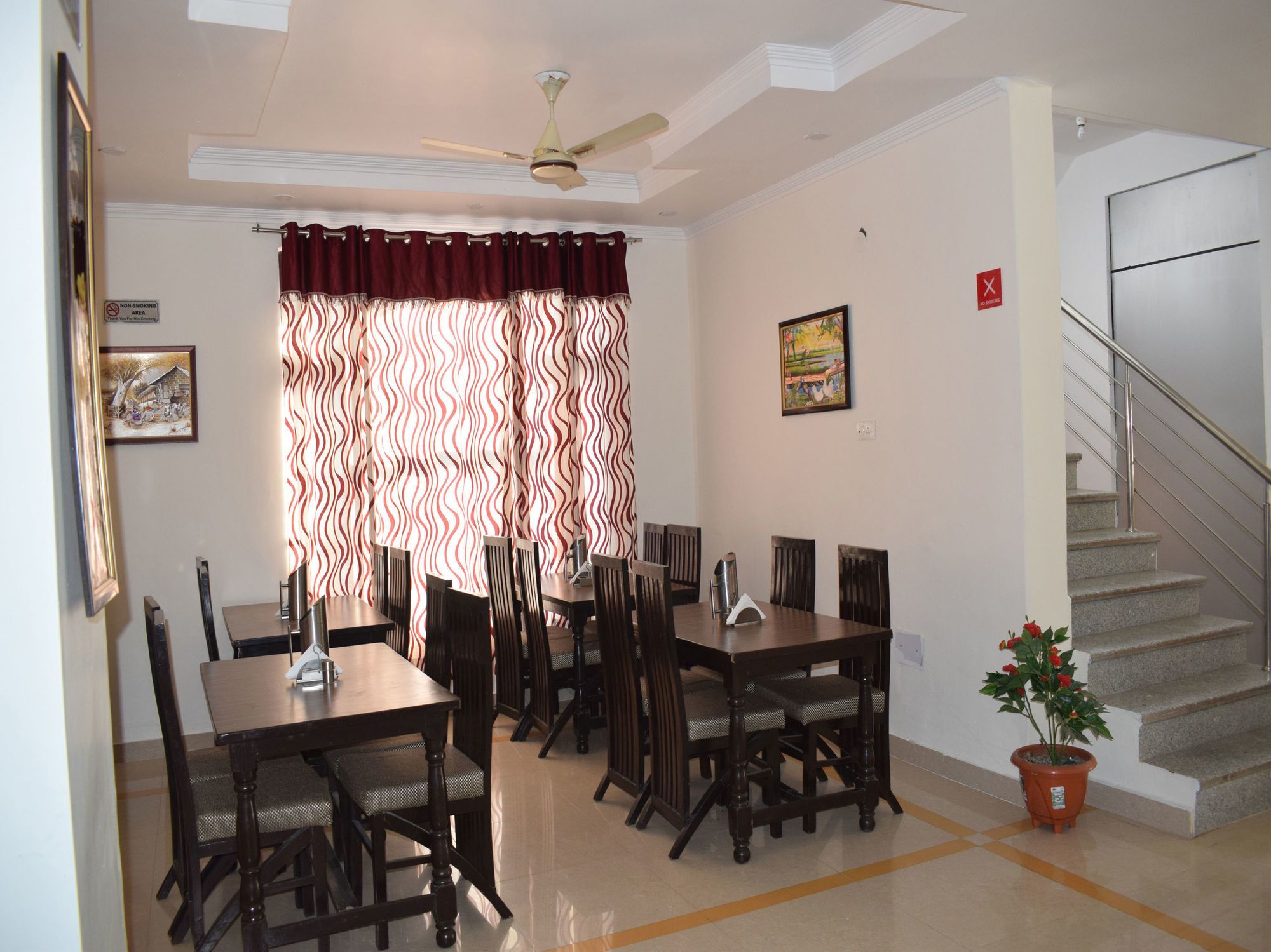 Oyo 10322 Hotel Raja Palace 다람샬라 외부 사진
